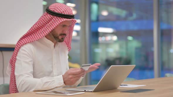 Online Payment Failure on Laptop for Arab Businessman