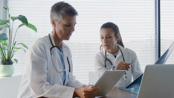 Medical professionals at work 4k alt