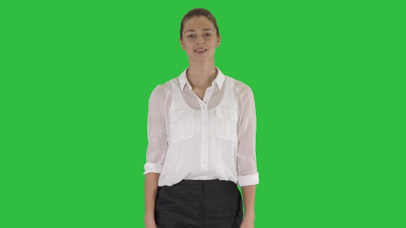 Businesswoman walking on a Green Screen, Chroma Key