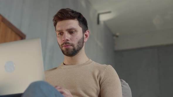 A young man who received bad news while surfing the internet