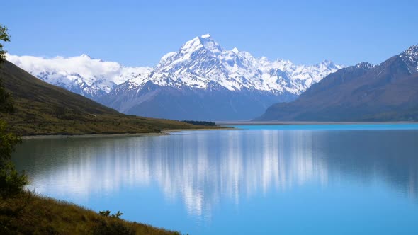 Mt Cook with beautiful water reflection on lake Pukaki, New Zealand