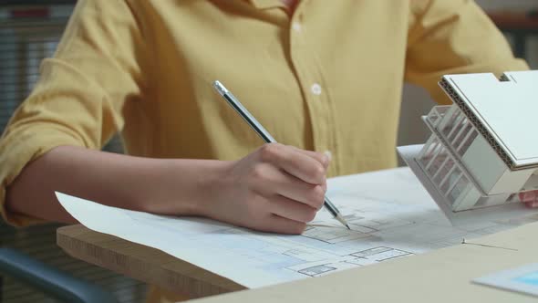 Close Up Of Hand'S Woman Engineer Holding Paper Model Of House At The Office alt