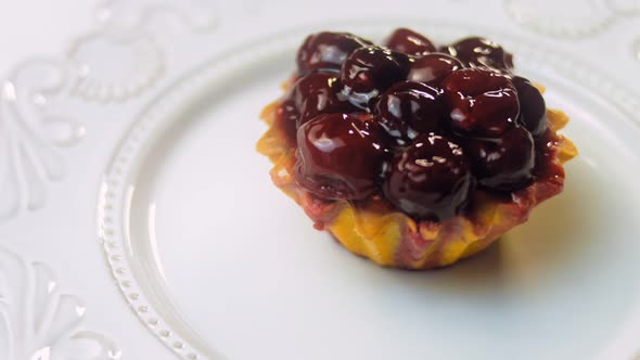 Cake Basket with Currant Berries