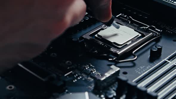 Applying thermal paste to a new CPU