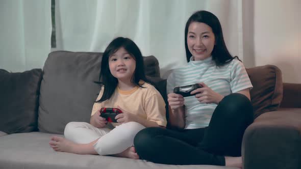 happiness enjoy mom and daughter plaing game together on smartphone