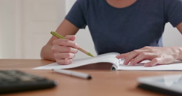 Woman study on the note at home