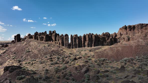 Orbiting shot of the Frenchman Coulee rocks in Eastern Washington, a rock climbing destination.