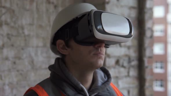 Builder Uses Virtual Reality Glasses