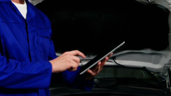 Smiling mechanic using digital tablet