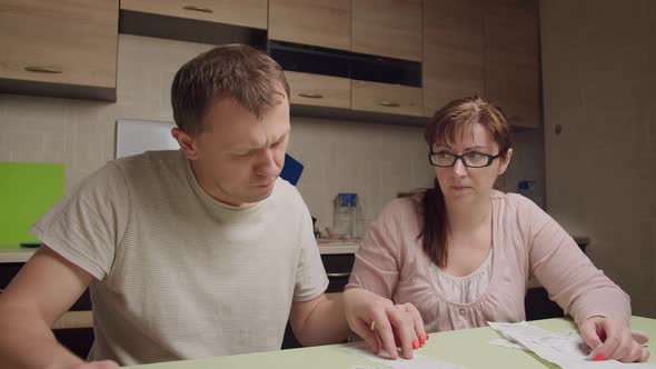 Man parses with a woman the checks of purchases