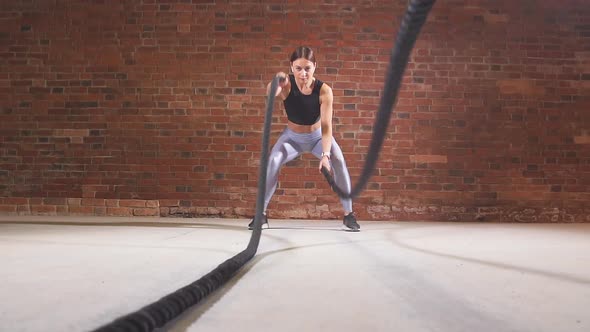 Female Crossfit Instructor Proves That Training Ropes Are a Very Dynamic Workout