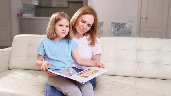 Mother and Daughter Watch Photobook Family Photo Shoot in Spring Garden