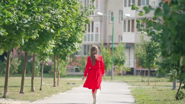 Woman posing outdoor in the city