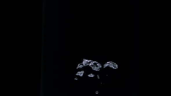 Bubbles rising in water, Slow Motion alt