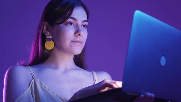 Online Offer Internet Surprise Amazed Woman Laptop