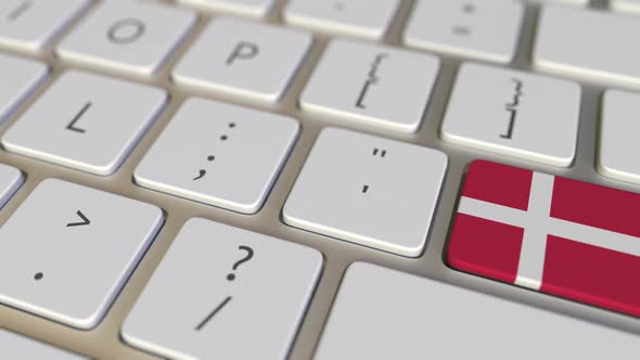 Key with Flag of Denmark Switches To Key with Flag of Germany alt