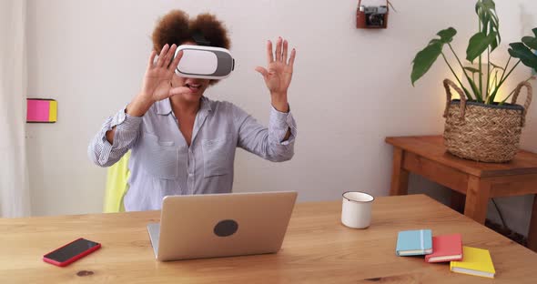 Senior african woman using virtual reality headset - Technology and lifestyle concept