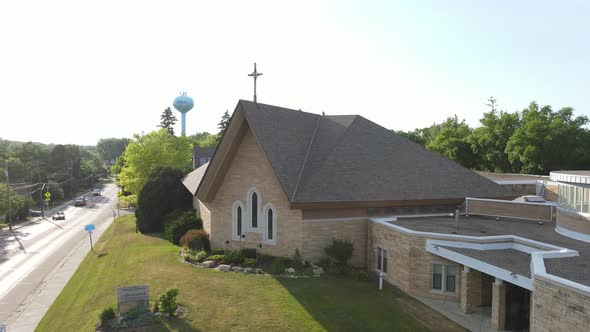 A church in Excelsior, Minnesota on a sunny day