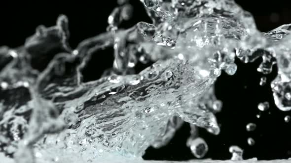 Water splash and ice cube, Slow Motion alt