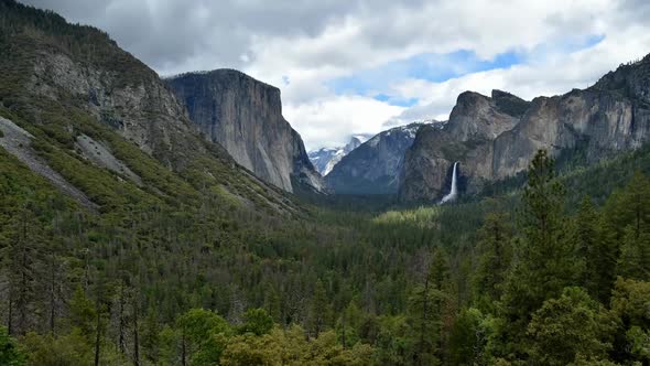 Timelapse of tunnel view Yosemite valley daytime, California USA