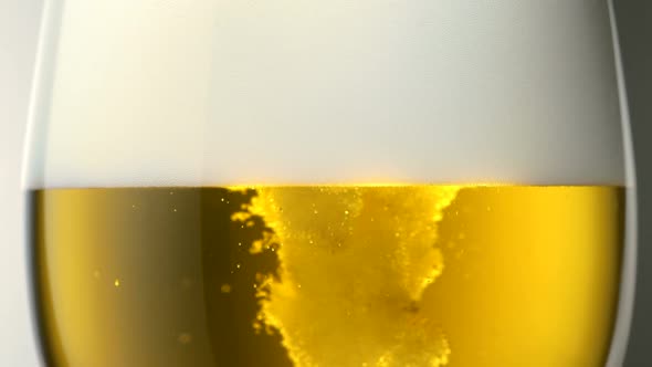 Extreme close-up beer bubbles in a glass, Slow Motion alt