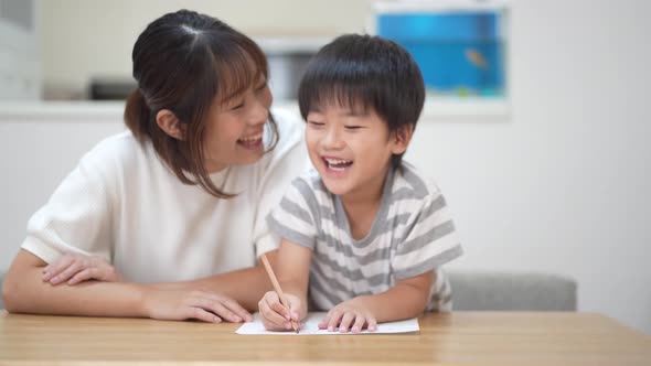 Parent and child drawing a picture