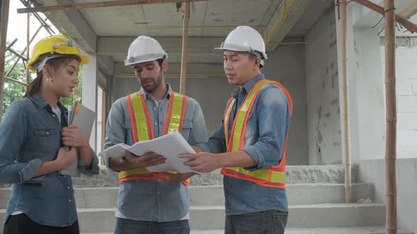 Team onsite of architecture inspector and discuss together