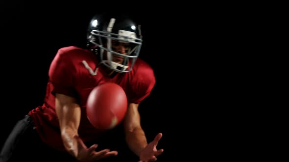 American football player catching the ball 4k