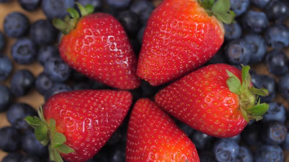 Close Up Of Strawberries Forming A Circle Laying On Top Of Blueberries Spinning 01