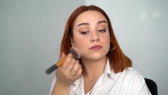 Business Woman Doing Makeup in Office 4K