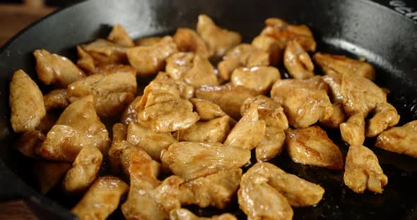 The Fried Chicken Fillet in the Pan Rotates Slowly. 