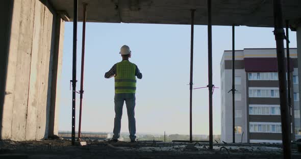 Builder Working with VR Glasses