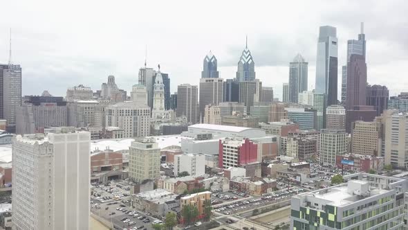 zoom out shot of Philadelphia skyline and skyscrapers.