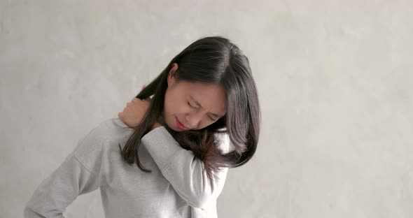 Woman feeling shoulder pain