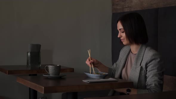 Girl Tries Japanese Sashimi for the First Time