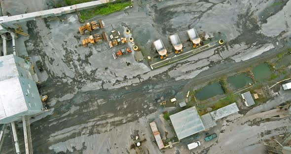 Opencast mining quarry for the extraction of in the middle of the USA