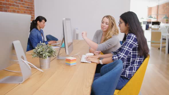 Businesswomen discussing over computer 4k