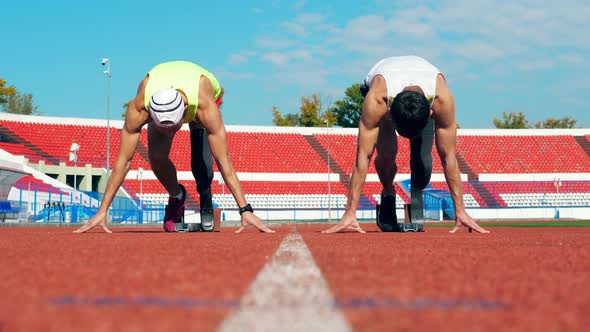 Sportsmen with Prosthetic Legs Start Running