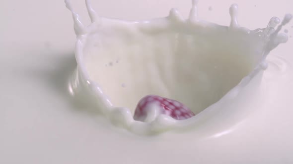 Strawberry in milk, Slow Motion