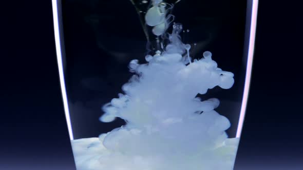 Milk in water, Slow Motion alt