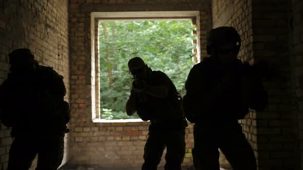 Military Soldiers Storming the Enemy Building alt