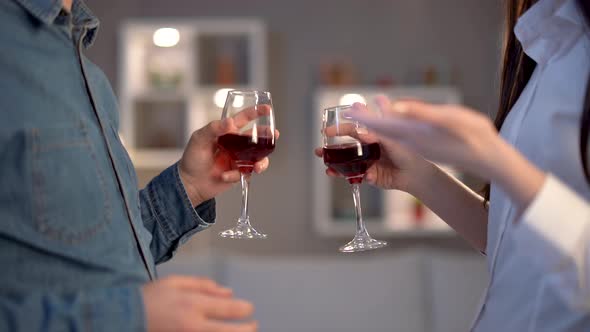 Young people are drinking wine and chatting.