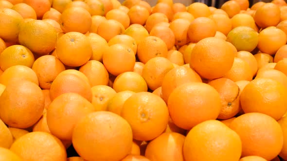 Ripe oranges in a supermarket box.