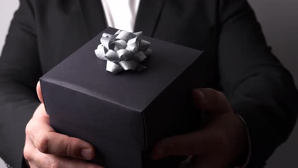 Giving an Elegant Giftbox