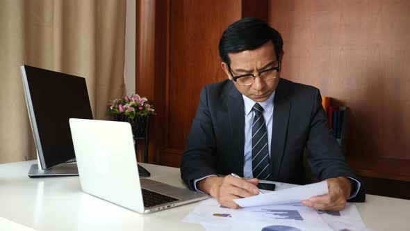 Businessman doing analysis planning business project in office.