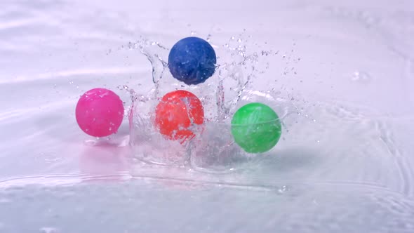 Bounce ball in water, Slow Motion alt