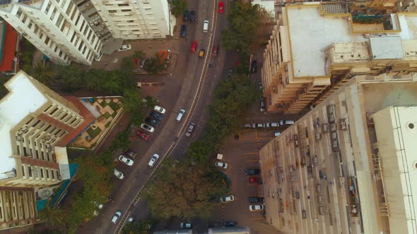 A slow rising shot over a busy Mumbai street.