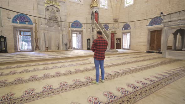 Mosque is the place where Muslims pray. alt