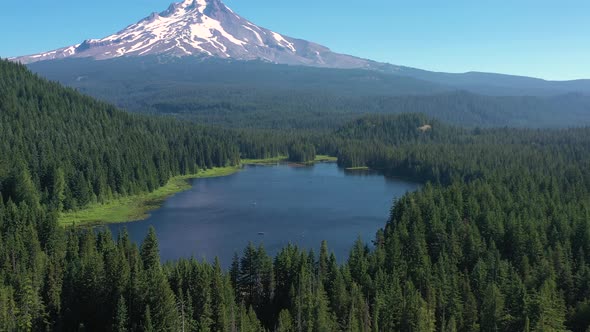 Beautiful reveal of Trillium Lake and the iconic Mount Hood covered in snow in summer.