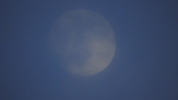 Clouds passing by the full moon, real time shot. Full moon at night with clouds in real time. alt